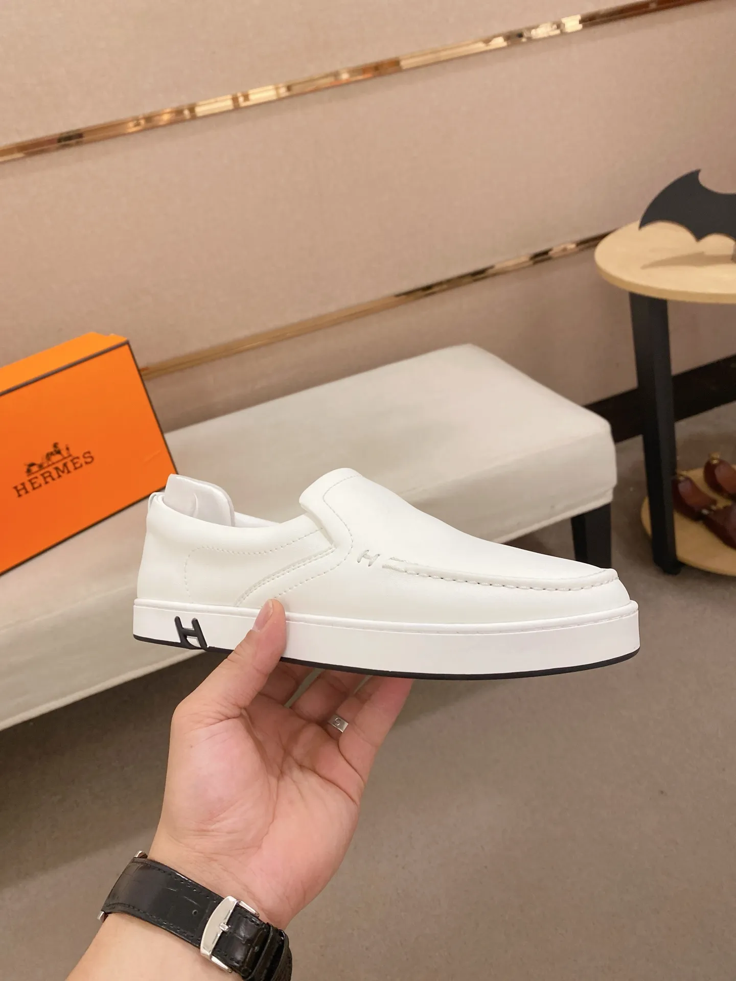 Men's clothing and shoes💰: 442💰《HERMES》【Classic original single version】Hermès; top 🔝purchase agent🔍🔍men's latest 🇺🇸 counter sales simultaneously, imported from Italy original ▲▲cowhide ▲▲ (high-end, nobility, class) ) Exquisite workmanship (Italian 🇮🇹 imported water-dyed 🐂 cowhide lining) sole: original sole provided by the original factory, ⚠️exclusive double-layer activity·TPR·rubber·combined molded outsole; super comfortable·wear-resistant·non-slip·environmental protection The real thing is more beautiful if you take the real thing (high quality, follow the order). You can enter and exit the counter at will * Number of yards: 38-44 (45 can be customized and cannot be returned or exchanged)